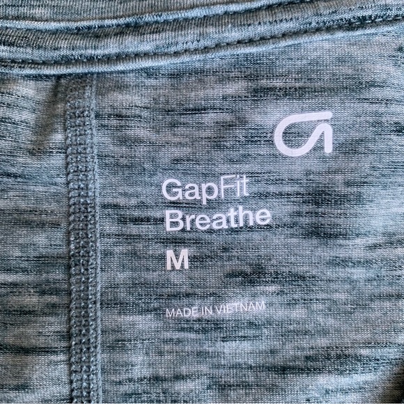 GapFit Breath V-Neck - Picture 2 of 7